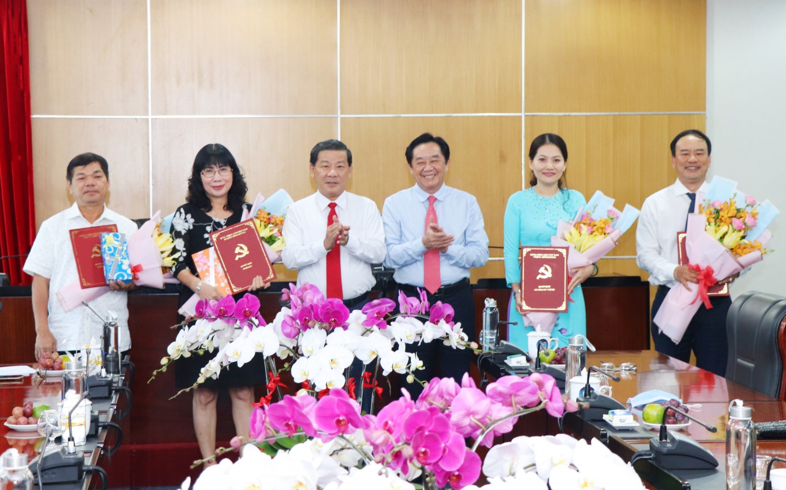 Lãnh đạo tỉnh Bình Dương công bố và trao các quyết định về cán bộ
